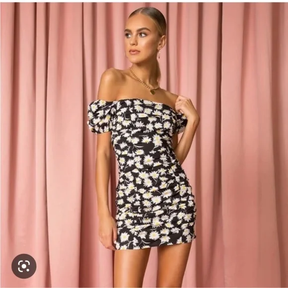 Superdown black off the shoulder daisy ruched mini dress - Picture 2 of 8